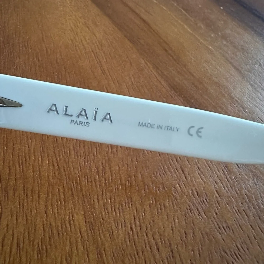 ALAIA
Novelty Women's White Sunglasses - Picture 7 of 8